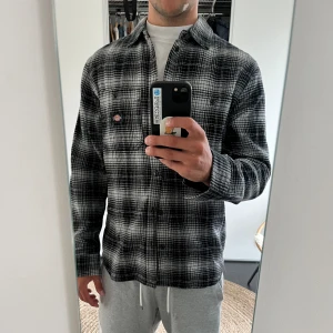 Dickies overshirt - Bra skick. Säljer den då jag inte använder den längre. Jag är 190 cm lång. Pris kan diskuteras 