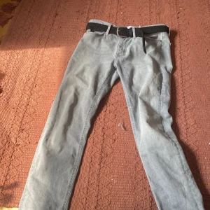 Säljer ett par dondup jeans. Storlek 27-28 typ.de är äkta köpte de för 2800 på dondup. - Helt bra skick knappt använda säljer de nu för de var lite stora.