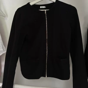 Kofta från Filippa K - Så söt kofta från Filippa K i storlek XS men passar även S. Jättebra skick💞💞