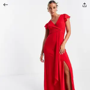 Säljer denna superfina balklänningen då jag valt att använda en annan❤️❤️I storlek 34 -PETITE, och passar den som är mellan 150-170 cm lång❤️❤️Helt ny med prislapp och köpt för 849kr❤️pris kan diskuteras