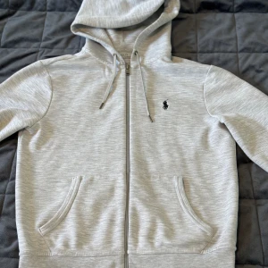 Polo Ralph Lauren Kofta Grå  - Använt den ett par gånger, skicket är 10/10. Storlek XS  Öppen för förslag på priser, hör av er om ni vill ha mer information eller bilder!
