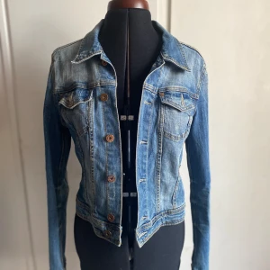 Jeans Jacka  - Snygg jeans jacka och är i fint skick💕 Säljer på grund av att den inte passar min still. Pris går självklart att diskutera ❤️❤️❤️