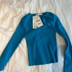 Turkos topp - Helt oanvänd topp från zara med prislapp kvar. Inköpspris 259. Säljer då den är för liten för mig 🥰