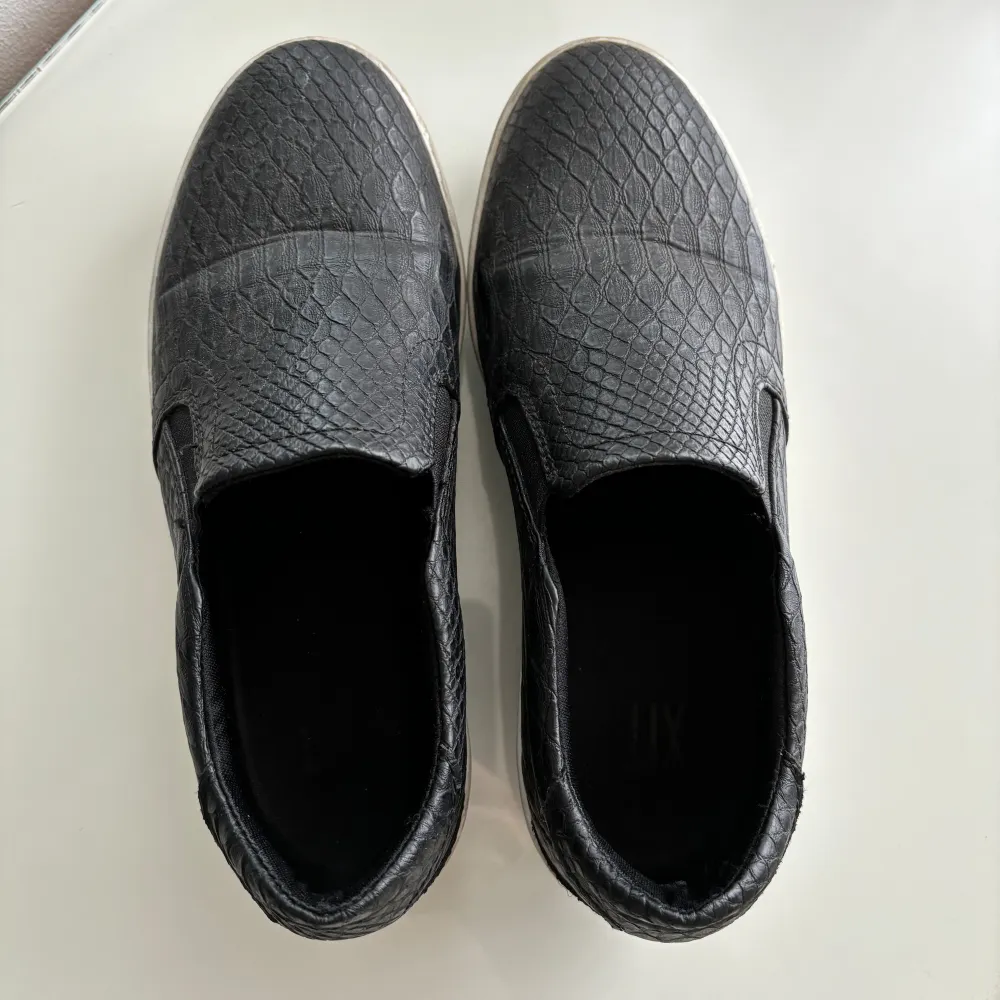 Svarta låga skor / Slipons i storlek 35. Köpta från DinSko, 399kr. Kan även passa en mindre 36! . Skor.