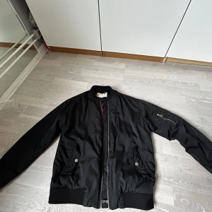 Bomber jacka  - Säljer på grund av att den är för liten, inre delen av jackan är vinröd, jackan har inte hål eller skador❤️köpare står för frakt