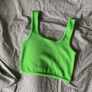 Neon grön topp - Säljer denna neon gröna topp pga ingen användning. Helt oanvänd. Rätta färgen vissas tyvärr inte i kameran