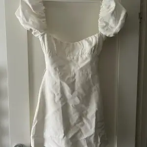 En jättefin vit klänning från zara som är oanvänd och lappen sitter kvar💞