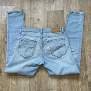 Tiger Of Sweden Jeans - Ett par Tiger Of Sweden jeans i modellen pistolero! Bra skick i en väldigt snygg färg! Hör gärna av dig vid frågor!🤩