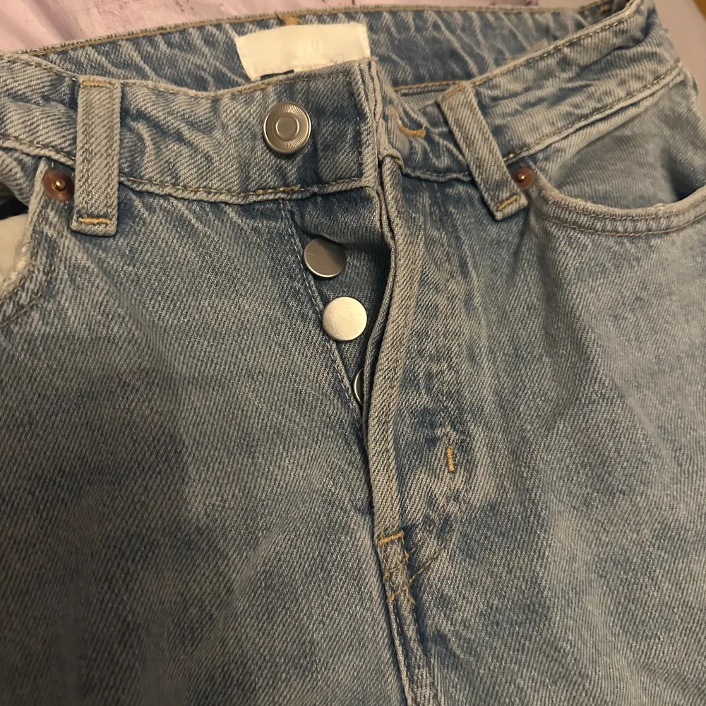 Snygga jeans från hm. Säljes då dom är för små. . Jeans & Byxor.
