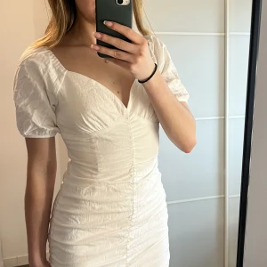 Vit student/sommarklänning - Aldrig använd, var för sent att returnera… Betalade 799kr för den på hemsidan (Dennis Maglic) därav högre pris! Slut på hemsidan!  Lite stor över bysten, annars normal i storleken. Säljer i både XS och S. Denna annons är storlek XS.  Jag är 164 cm lång. 