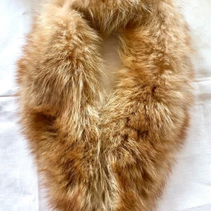 Rävpäls äkta pälskrage - Går att sätta på vilken kappa eller jacka man vill antingen nästa fast på kragen eller med en större brosch :)  Haft den på en tweedkavaj som tyvärr inte passa mig längre Guldräv 