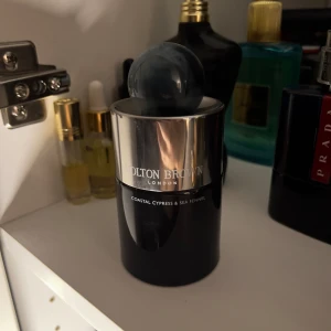 Molton Brown perfume EDP - Molton brown parfym som är perfekt för sommaren, vill du lukta som havet men samtidigt ha en maskulin doft som sprider en fräsch aroma runtom dig? Köp!!!💣💣 Nypris: 1649kr