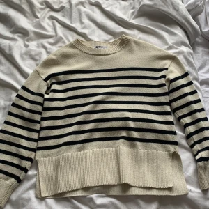 Randig tröja Zara - Jätte trendig tröja från Zara, väldigt bra skick! 