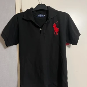 Ralfh Lauren piké  - Säljer 3 stycken Ralfh Lauren pikés alla i storlek M. Bra skick och väldigt schysta. Säljer pga att dom är för stora. Alla har samma pris och priser kan diskuteras 