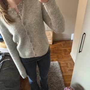 Kofta  - Säljer supersöt kofta från Gina!!! Perfekt nu till våren och sommaren✨✨