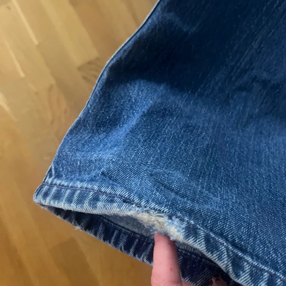 Säljer dessa ursnygga levi’s jeans som inte går att få tag på längre❣️ Säljer dem då dem är förlånga för mig som är 164cm. Inga defekter som direkt syns, den som finns är bild 5.  Kan gå ner i pris.  Hör av er för fler frågor❤️. Jeans & Byxor.