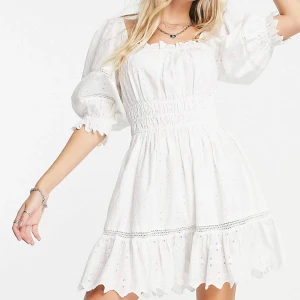 Vit klänning - Helt oanvänd klänning som passar perfekt till studenten/ skolavslutningen. Mycket stretch i så passar även 34 och 38. Är inte genomskinlig, 100% bommul.