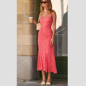 Adoore klänning - Säljer denna klänning från Adoore som inte längre finns kvar på hemsidan. Aldrig använd med lapp kvar.