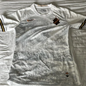 AIK STOCKHOLM EDITION TRÖJA - Aik tröja från stockholm edition collectionen! Super snygg och använd endast 1gång. Säljer då den tyvärr är lite för stor för mig. PRIS KAN DISKUTERAS!