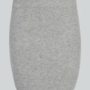 Helt ny oanvönd stickad kjol från bikbok! Prislappen är kvar som ni ser, nypris 399kr, pris kan diskuteras vid snabb affär💖