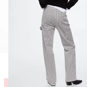 Cargopants Mango - Supersnygga randiga Cargopants från Mango, använd fåtal gånger! De är förlånga för mig, är 163🌸 (se sista bilderna) Inte min stil därav säljer jag🩷 Storlek 38, nypris 600