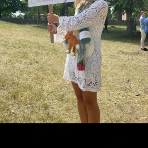 Studentklänning - Spetsklänning från NA-KD, använd en gång på min student! 