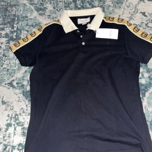 Gucci polo tröja - Hej, jag säljer min Gucci polo tröja för 1200kr som jag bara har använt några gånger. Den är storlek S och om ni har några frågor så kan ni ställa