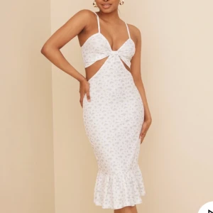 Cut out frill dress  - Säljer denna jätte fina Cut out frill dress från Nelly! Klänningen är i helt nyskick och har aldrig använts.  Är 170 cm lång  För mer bilder skriv gärna<3