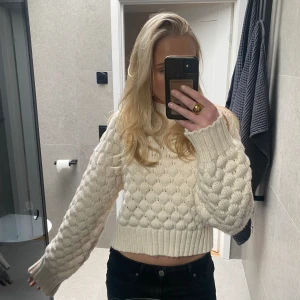 Stickad tröja - Säljer denna jättemysiga stickade tröjan från monki då den inte kommer till användning☺️Den är jättemjuk och i väldigt bra skick!