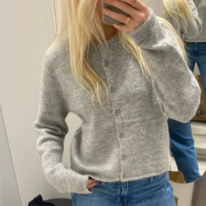 Stickad kofta - Säljer denna kofta från GinaTricot då den inte kommit till användning alls!