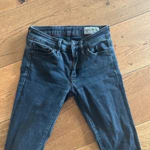 Säljer dessa crocker jeans som sitter så fint och är i modellen low waist bootcut