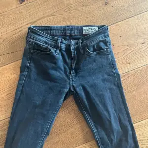 Säljer dessa crocker jeans som sitter så fint och är i modellen low waist bootcut