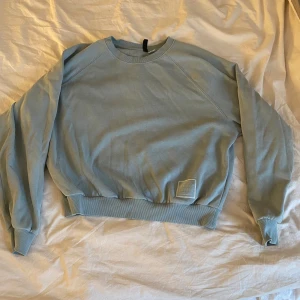Ljusblå crewneck - Bekväm och sparsamt använd crewneck från H&M. Väldigt liten i storleken, sitter mer som en S/M