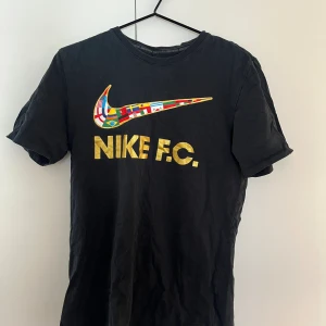 Nike FC T-shirt  - Nike FC bomullströja  Storlek S Använd 