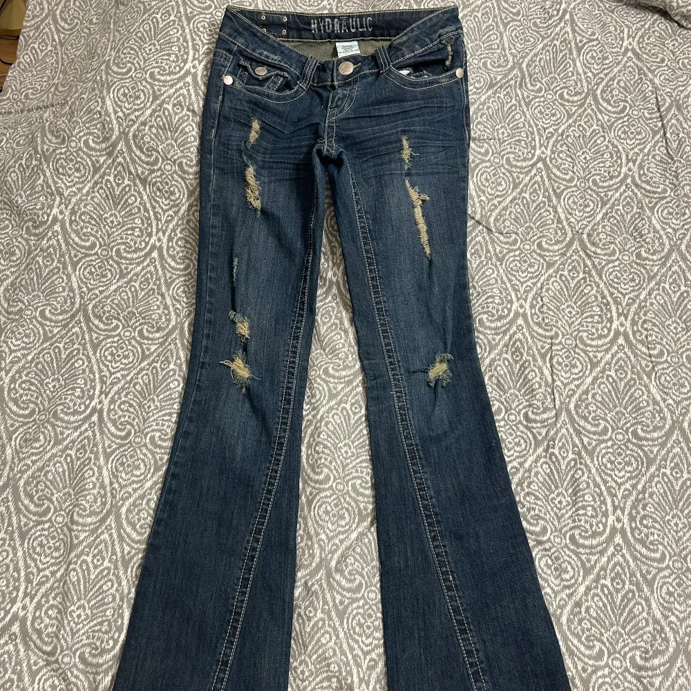 Såå snygga lågmidjade bootcut jeans i fint skick💕. Jeans & Byxor.