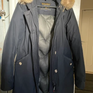 Vinterjacka  - Woolrich vinterjacka i fint skick. Storlek L dam. Fin vacker pälsluva som värmer fint. 