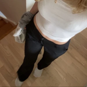 Lågmidjade kostymbyxor  - Säljer mina superfina och bekväma lågmidjade kostymbyxor från bikbok. Tyvärr är de försmå för mig och därför kan jag inte ha kvar de. 😩De är i väldigt bra skick. Nypris är 500kr, bara att skriva om du har några funderingar 🥰