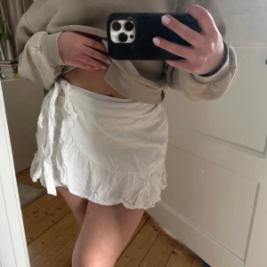 Volangkjol från nelly - Superfin volangkjol från nelly i storlek 32 men sittter såhär på mig som är en 36 så skulle mer säga att den sitter som en 34, alltså xs. Fint skick då den endast är använd under 3-4 timmar. Linneliknande material därav att den är lite skrynklig