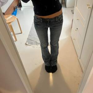 Lågmidjade bootcut jeans. Midjemått 35 cm rakt över, innerbenslängd 76cm. Köp Via köp nu❤️