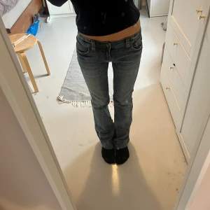 Lågmidjade bootcut jeans  - Lågmidjade bootcut jeans. Midjemått 35 cm rakt över, innerbenslängd 76cm. Köp Via köp nu❤️