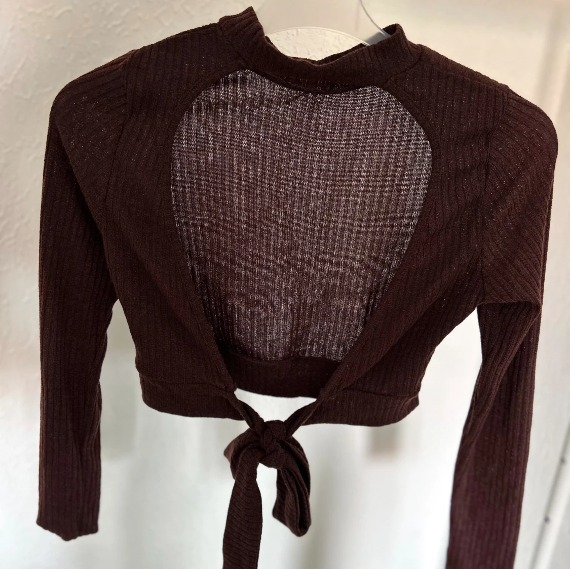 Brun crop top med öppen rygg - 90