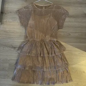 Säljer denna fina glitterklänning som passar perfekt nu till sommaren. Bara använd vid ett tillfälle. Skriv privat för fler bilder/frågor🫶🏽