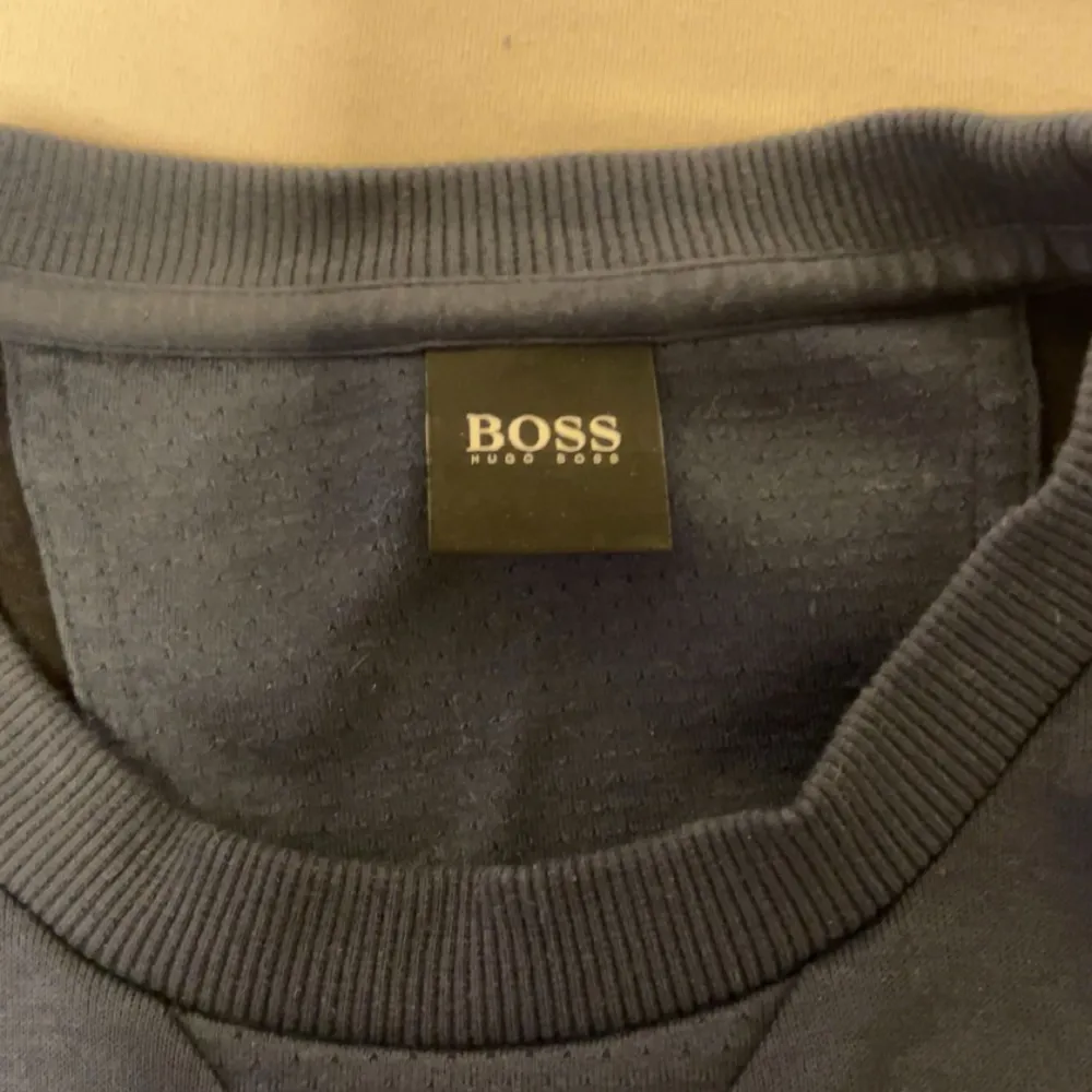 En oanvänd Hugo boss tröja säljs för en bra pris, fick den som present . Tröjor & Koftor.