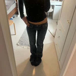 Lågmidjade diesel jeans  - Lågmidjade jeans från diesel. Midjemått 37cm innerbenslängd 80cm. Köp via köp nu❤️‍🔥