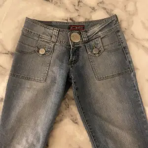 SÅ snygga lågmidjade straightleg jeans med coola detaljer och knappar, fint skick men har sprättat upp dem längst ner så dem skulle bli lite längre! 🩵 Skriv vid frågor osv! 