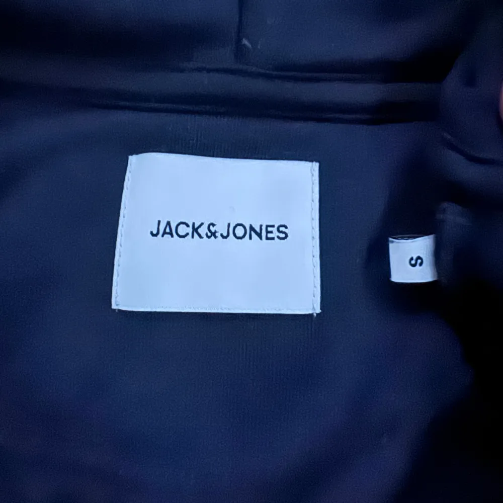 Jack&Jones zip hoodie, använd fåtal gånger, bra skick, storlek S men passar i M, pris kan diskuteras. Hoodies.
