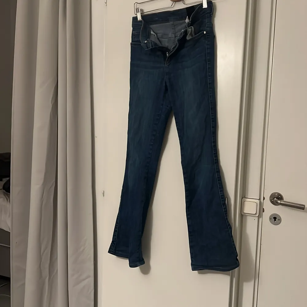 tyvärr high waist, tajta med stretchigt material, bra skick, storlek S, ej slitna, får götten av se 10/10 ut (kommer sakna de här jeansen😭😭). skriv privat om ni vill ha bild med de på (kan ej lägga ut pga religösa skäl). Jeans & Byxor.