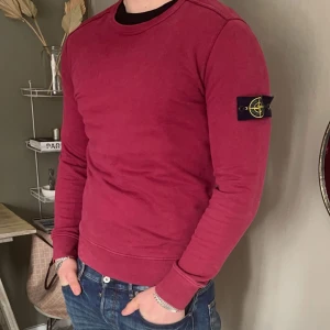 Stone Island Sweatshirt - Tjaaaa… Säljer min feta stone island sweatshirt som är vinröd och väldigt fet om du vill sticka ut lite men inte för mycket. Den är i gott skick
