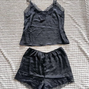 Satinpyjamas med spets stl S - Från H& M Stl. S  Helt nytt. 