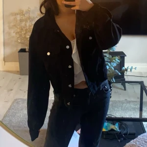 Svart jacka  - Säljer min svarta jacka som inte kommer till användning. Den är från shien. 